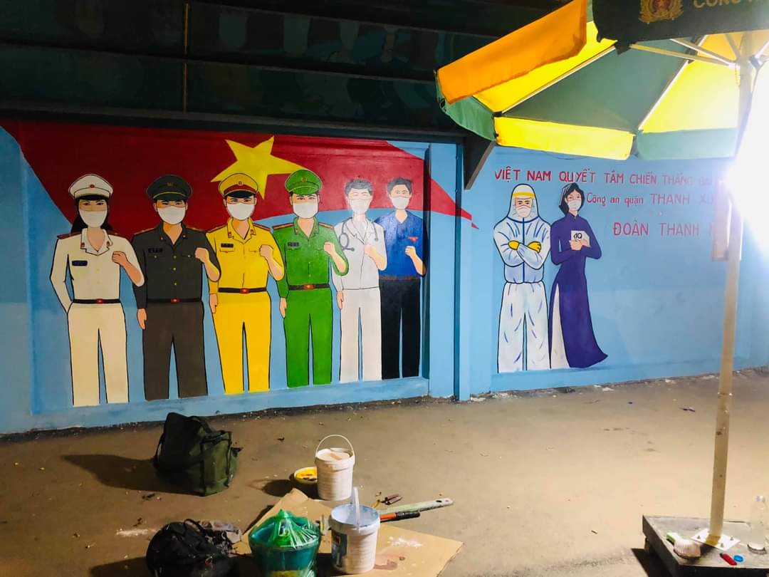 Đoàn Thanh niên Công an quận Thanh Xuân vẽ tranh cổ động tuyên truyền Covid- 19